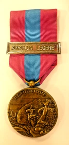 FRENCH NATIONAL DEFENCE MEDAL BRONZE GRADE AVIATION LEGERE/ LIGHT AVIATION BAR. - Picture 1 of 2