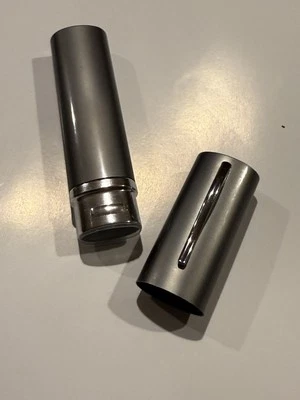 Estuche de tubo de aluminio plateado para hombres o mujeres - destinado a gafas de lectura compactas Foto 1 de 4