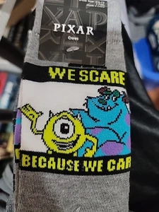 Pixar Monsters Inc Crew-Socken für Herren Größe 6 1/2-12 2er-Set WIR ERSCHRECKEN, WEIL WIR C - Bild 1 von 1
