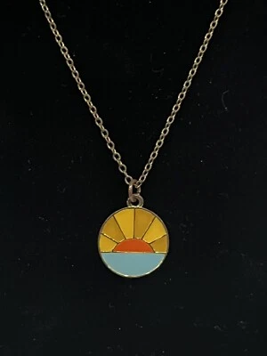 GOLD TONE CHAIN NECKLACE WITH A PICTURE OF A SUNRISE PENDANT JEWELRY  — 第 1/4 张图片