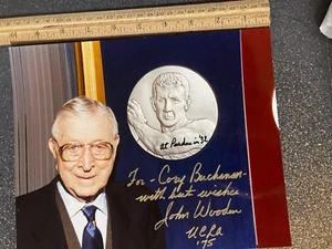 John Wooden handsigniertes BILD UCLA Bruins FROM THE CORY B. KONVOLUT V. SCHÖN - Bild 1 von 2