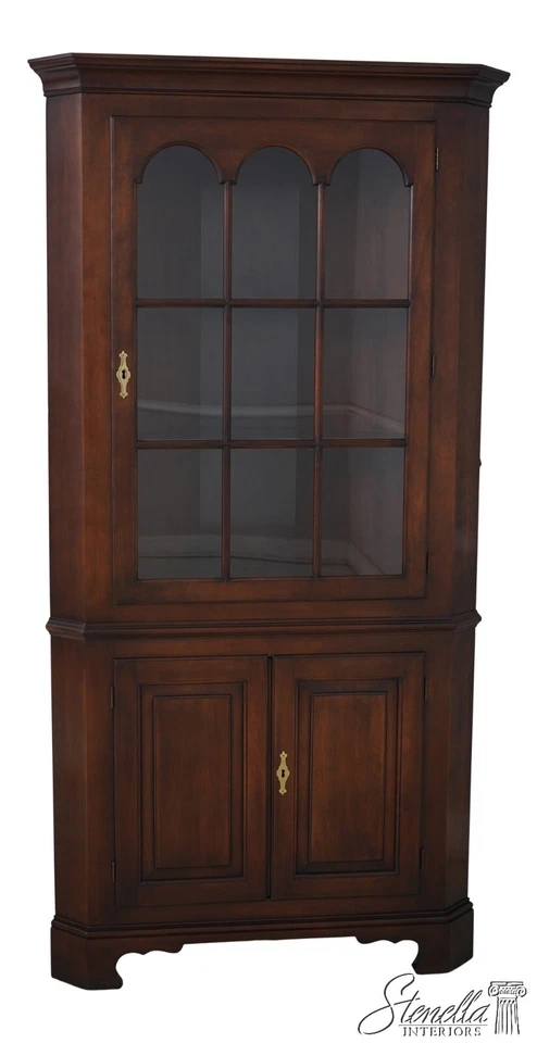 68346: Gabinete de esquina de puerta de vidrio cerezo antiguo STATTON Towne Foto 1 de 4