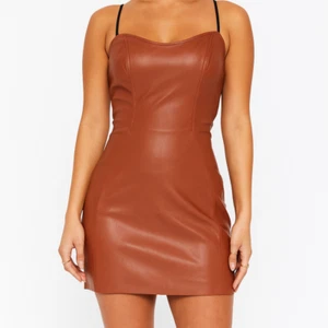 Neu mit Etikett Forever 21 schulterfreies Kunstlederkleid mit Herzausschnitt Größe Medium - Bild 1 von 13