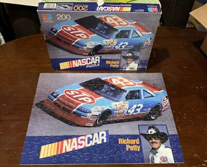 Vintage 1990 Richard Petty #43 STP 200-teiliges 12 Zoll x 16 Zoll Puzzle NASCAR Cup Pontiac - Bild 1 von 1