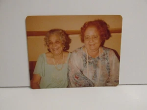 1970S VINTAGE FOUND PHOTOGRAPH COLOR ART ORIGINAL PHOTO SMILING LADIES FRIENDS - Picture 1 of 4