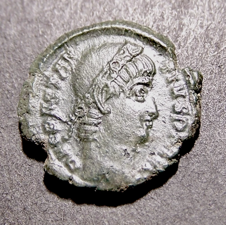 КОНСТАНТИН II, император с солдатами/копьями, имперские римские легионы монета, 15-17 мм - Изображение 1 из 2