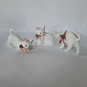 Vintage Enesco® White Porcelain 3 Ceramic Cats with Heart & Flower Neck Collars - Picture 1 of 7