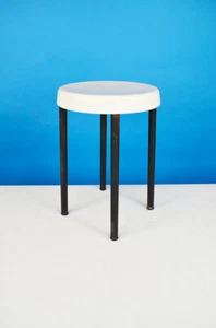KLEINER RUNDER HOCKER AUS KUNSTSTOFF UND METALL - Bild 1 von 9