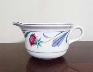 LENOX CHINASTEIN MOHNBLUMEN AUF BLAUEM SAHNEKÄNNCHEN ODER SAUCIERE - Bild 1 von 1