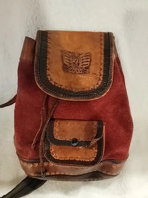 Mini mochila vintage de cuero y gamuza roja oxidada con adornos tostados y negros Foto 1 de 4