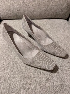 Bomba Aerosoles Estampado Serpiente Cuero Repujado Gris Talla 7m Nuevo Estilo Alegre - Imagen 1 de 6