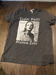Youth Taylor Swift Reputation Concert Short Sleeve Shirt Medium - Picture 1 of 3