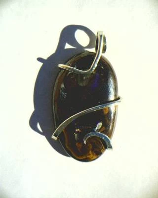 Colgante de plata de ley de ópalo de roca australiano de 31,30 quilates en piedra de hierro envuelto en ópalo de roca Foto 1 de 3