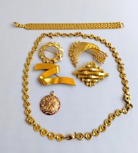 7 Vintage Signed Monet Modernist Gold Tone Pendant Necklace Bracelet Brooch - Picture 1 of 10
