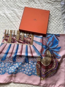 Sciarpa seta HERMES OMBRES ET LUMIERES 90 rosa con etichette scatola mai usata. - Foto 1 di 18