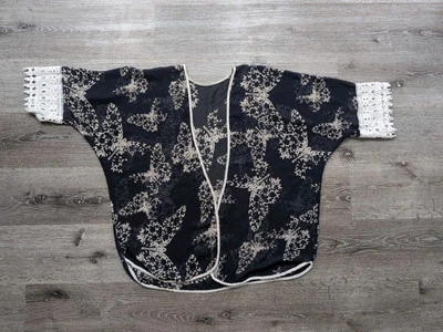 Mantón mariposa azul marino oscuro con detalles de encaje envolvente Foto 1 de 4