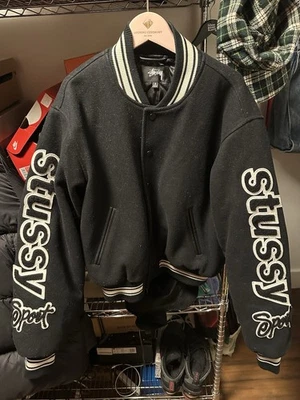 Chaqueta de competición universitaria Stussy Foto 1 de 4