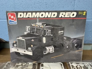 Neuer offener Karton! AMT-Ertl Diamond Reo Tractor Truck 1:25 Bausatz #8137 - Bild 1 von 3