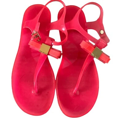 Ted Baker London 亮粉色果冻凉鞋蝴蝶结 T 型带踝扣 7 码 — 第 1/4 张图片