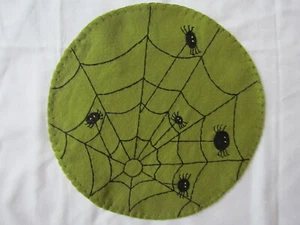 Primitive Style Spider & Web Runner / Candle Mat Halloween Colins GR-197 NEW - Picture 1 of 3