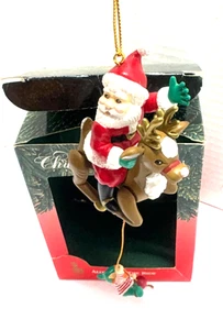 Santa's Best Christmas Charmers Vintage Weihnachtsmann auf Rentier HÄNGENDE ELFE Ornament - Bild 1 von 5
