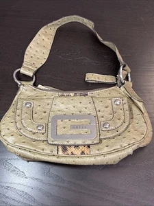 Guess Ostrich Embossed Shoulder Bag Beige Gold Tone Logo Plate Y2K Vintage - Picture 1 of 15
