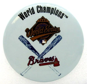Atlanta Braves 1995 Campeones de la Serie Mundial Original 3 pulgadas Pinback Pin Botón JKA Raro - Imagen 1 de 4