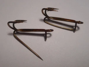 10 MUSTAD #7 DOUBLE LIMERICK OUTSIDE HOOKS WITH SAFETY PIN RINGED BRONZED 79041 - Picture 1 of 5
