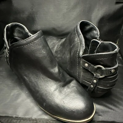 Botas al tobillo Sugar para mujer talla 6M negras de moda de gamuza sintética con correas en la espalda Foto 1 de 4