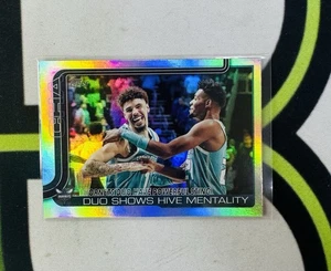 2025-26 Topps Duo Shows Hive Mentality Rainbow Foil Hornets - Bild 1 von 1