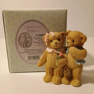 Cherished Teddies Our Love Is Shown With Hugs & Kisses 113687 2003 con caja y certificado de autenticidad - Imagen 1 de 23