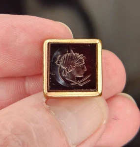 Coppia gemelli vintage metà secolo rosso marrone greco intaglio 5/8" - Foto 1 di 5