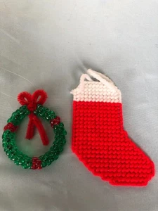 VINTAGE HANDMADE 2er Set Weihnachtsschmuck Perlen Kranz & Strickstrumpf #JS - Bild 1 von 3