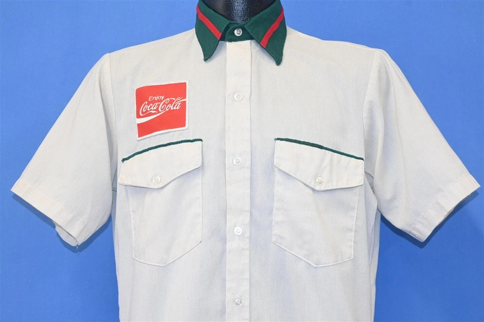 CAMISA MASCULINA VINTAGE ANOS 80 UNIFORME DE TRABALHO COCA-COLA LISTRADA PATCH BOTÃO PARA BAIXO MÉDIA M - Imagem 1 de 4