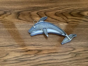 Buntglas Delphin Sonnenfänger 6” x 3,5”, grau - Bild 1 von 3