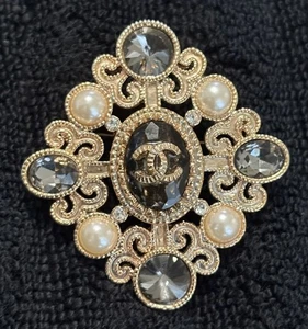 RARE Vintage CHANEL CC Pearl Brooch 100% Authentic! Gold & Crystal Pin 2013 Fall - Picture 1 of 10