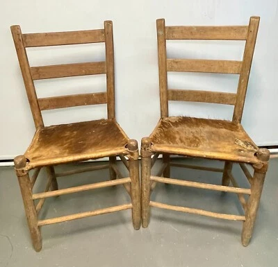 PAR de sillas de comedor antiguas americanas con respaldo de escalera de madera y cuero crudo del siglo XIX Foto 1 de 4