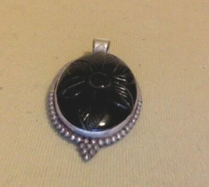 Vintage Sterling Silver. Ladies Sterling & Onyx Pendant. Flower Etched. - Foto 1 di 5
