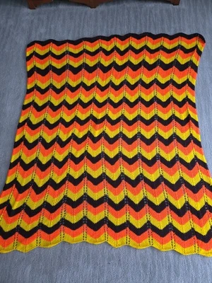 Retro años 70 ganchillo a mano afgano/tiro 66"x60" naranja amarillo marrón Chevron Foto 1 de 4