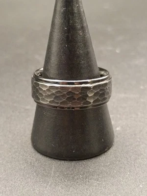 Anillo de carburo de tungsteno para hombre borde biselado diseño tallado alianza de boda negra talla 8,5 Foto 1 de 4