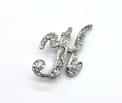 Broche prendedor Monet tono plateado con pedrería letra "K" Foto 1 de 4