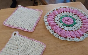 ROSA ROSA ROSA I LOVE ROSA 2 ELEGANTES SOPORTES DE OLLA DE GANCHILLO CON 1 DOILY DECORATIVO - Imagen 1 de 5