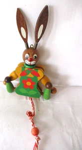 Pupazzo tedesco vintage dipinto in legno corda ornamento giocattolo Jumping Jack Bunny - Foto 1 di 2