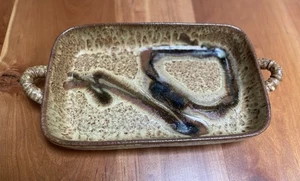 Stoneware Studio Pottery Plate Dish 2 Handles Signed by Artist Brown Tan - Bild 1 von 7