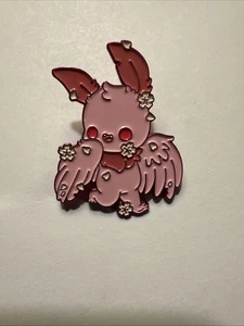 Anime japonés ilustrado dibujos animados pinback botón rosa monstruo Sakura Mothman - Imagen 1 de 3