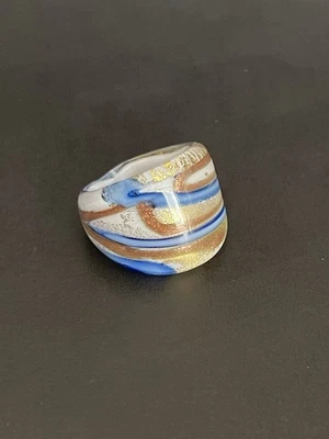 Anillo llamativo de cristal de Murano azul y dorado remolino diseño abstracto talla 6,5 Foto 1 de 4