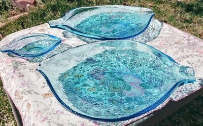 Juego de 3 piezas: (2) platos de pescado de vidrio moteado azul aguamarina de 10" y (1) salsa bellezas Foto 1 de 4