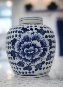 Antique Style Blue and White Porcelain Flowers Ceramic Covered Jar Vase, China M - Picture 1 of 12