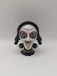 2025 Just Play Warner Bros. Tiny Nightmares Sammelfigur - Die Nonne - Bild 1 von 4