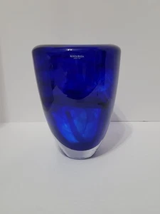 Jarrón de vidrio artístico Kosta Boda azul cobalto atolón remolino - Imagen 1 de 9